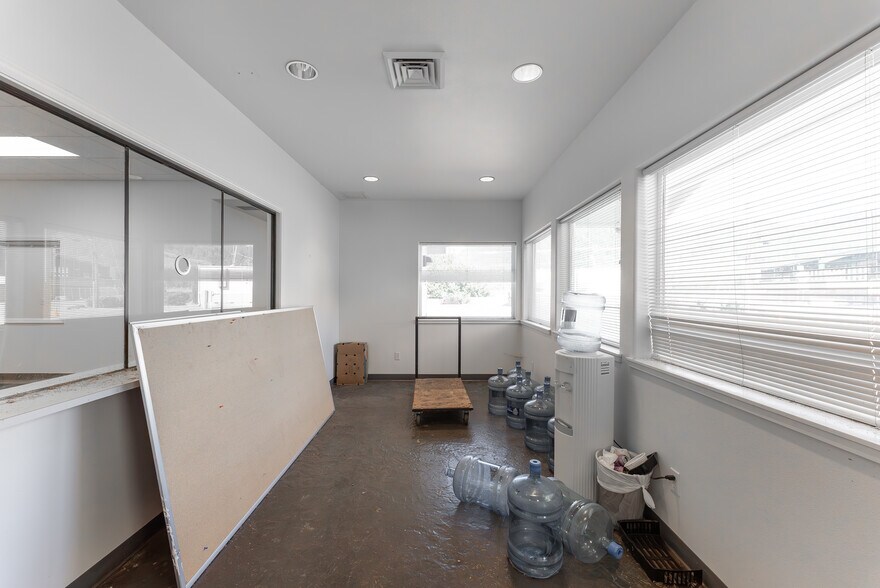 More Photos Of 2665 Glendale Valley Rd, Glendale Office For Sale