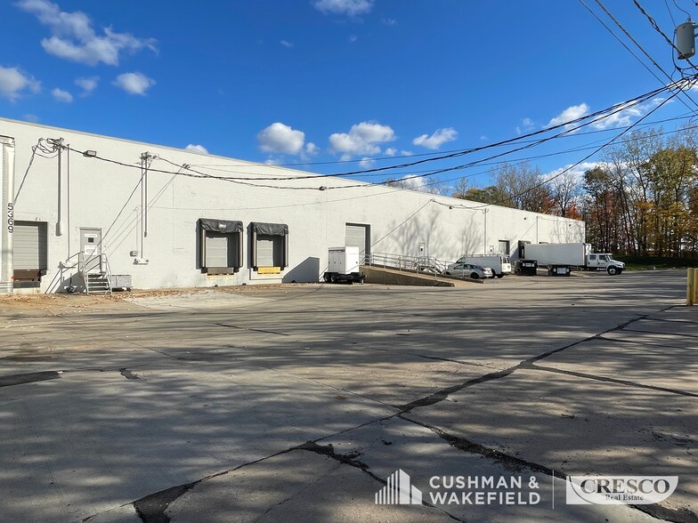 More Photos Of 6161 Cochran Rd, Solon Flex For Sale