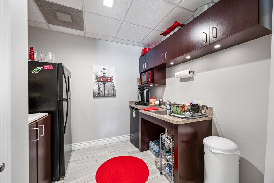 More Photos Of 8255 Wickham Rd, Melbourne Office For Lease