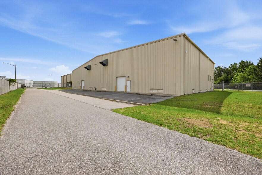 More Photos Of 1185 N Memorial Dr, Greenville Airplane Hangar For Lease