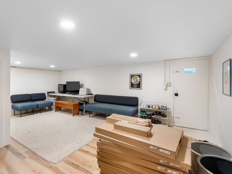 More Photos Of 1305 SE Belmont St, Portland Office For Sale