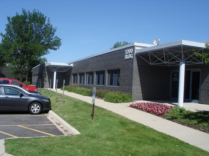 More Photos Of 6200-6250 Capitol Dr, Wheeling Flex For Lease