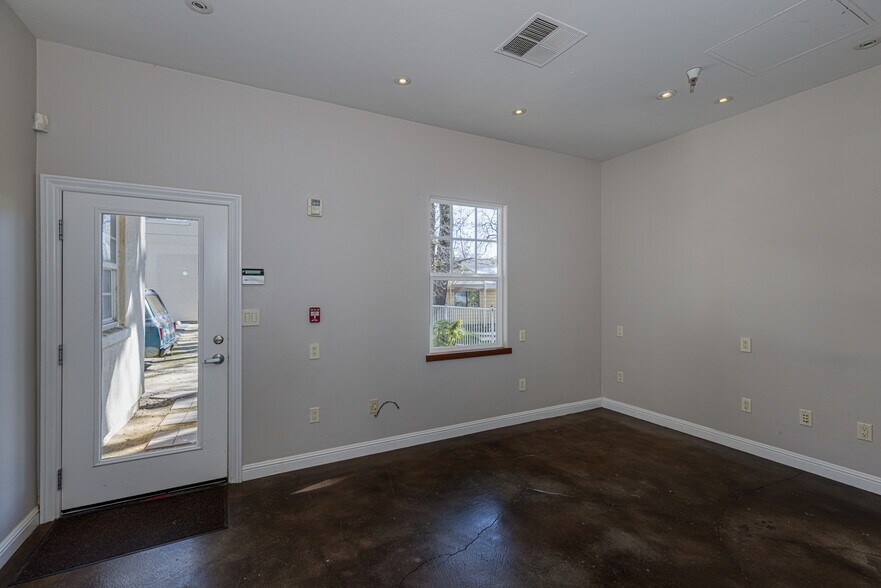 More Photos Of 220 Windsor River Rd, Windsor Apartments For Sale