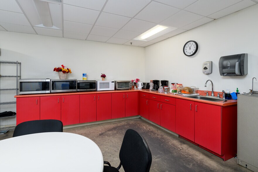 More Photos Of 19731 Nordhoff St, Northridge Warehouse For Lease