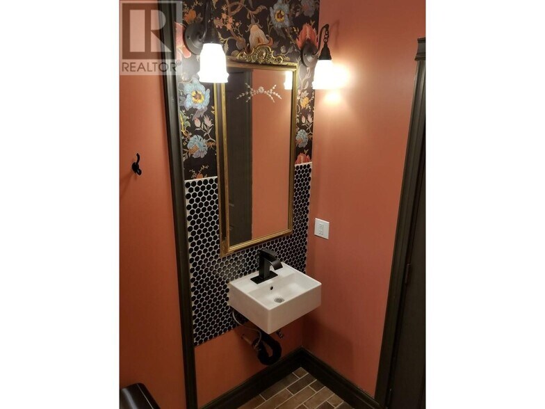 More Photos Of 7-3185 Centrale Via, Kelowna Hotel For Sale