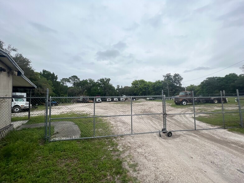 More Photos Of 20907 Bowman Rd, Spring Hill Light Distribution For Sale