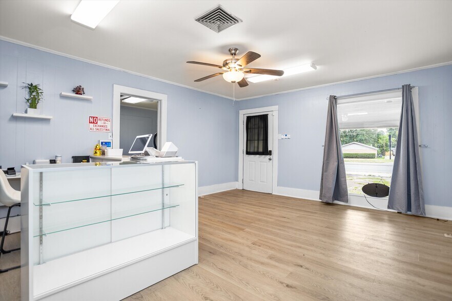 More Photos Of 1009 E Denman Ave, Lufkin General Retail For Sale