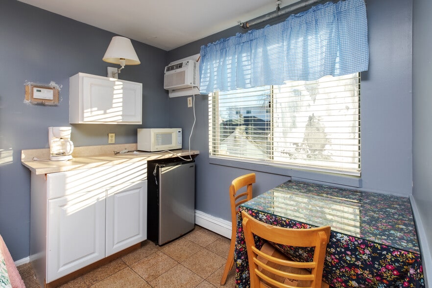 More Photos Of 198 Ashworth Ave, Hampton Hotel For Sale