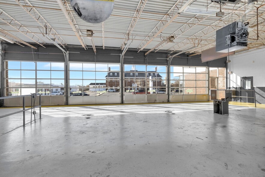 More Photos Of 904 N Main St, Anderson Auto Repair For Sale