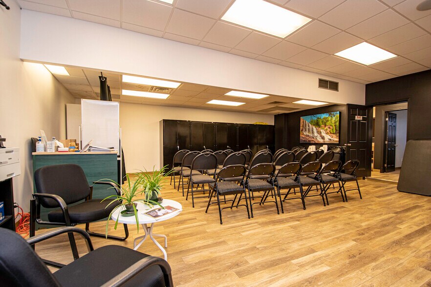 More Photos Of 904 Water St, Peterborough Freestanding For Lease