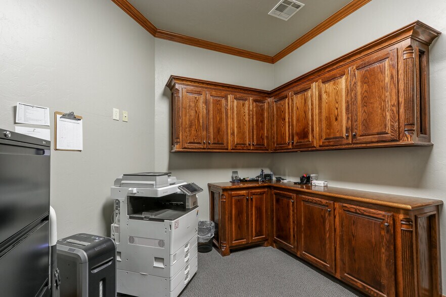 More Photos Of 901-909 Wall St, Norman Office For Sale