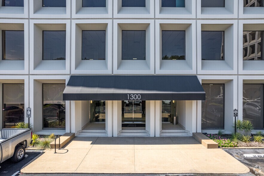 More Photos Of 1300 Summit Ave, Fort Worth Unknown For Lease