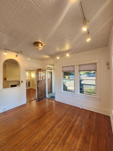 More Photos Of 3126 N St. Mary's, San Antonio Storefront Retail Office For Lease