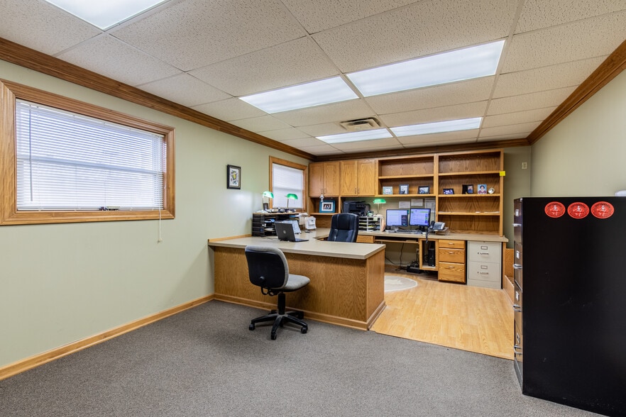 More Photos Of 825 N Pleasant St, Princeton Flex For Sale