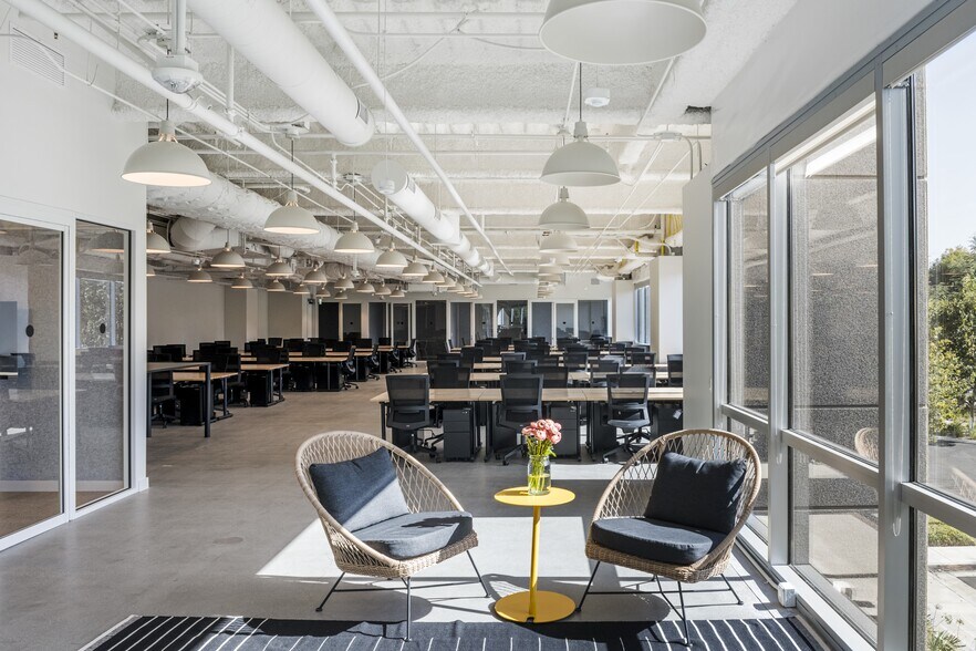 More Photos Of 21255 Burbank Blvd, Woodland Hills Coworking Space