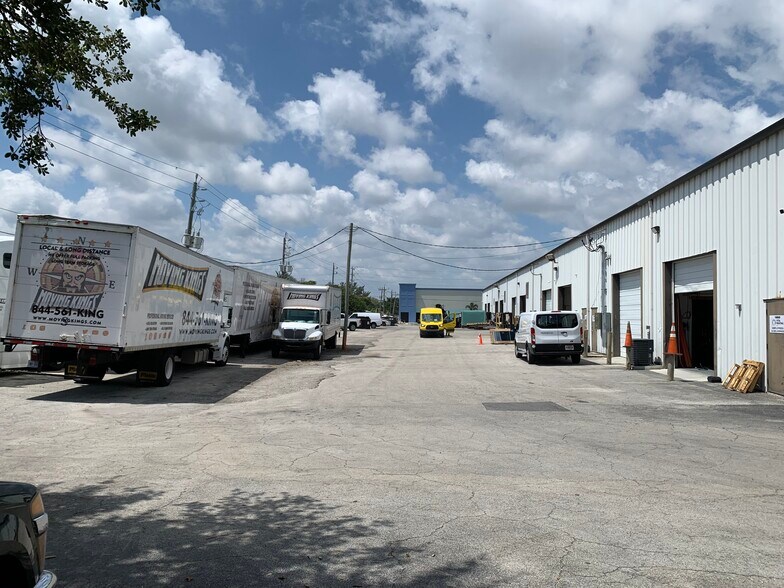 More Photos Of 1937-1985 10th Ave N, Lake Worth Light Distribution For Sale