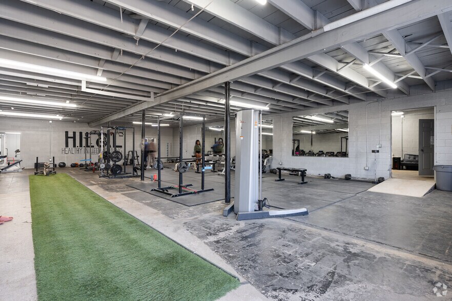 More Photos Of 2463-2517 S Riverside Dr, Fort Worth Manufacturing For Lease