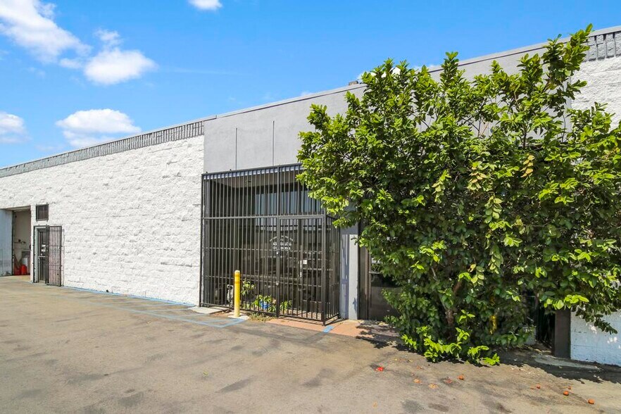 More Photos Of 9555 Owensmouth Ave, Chatsworth Warehouse For Lease