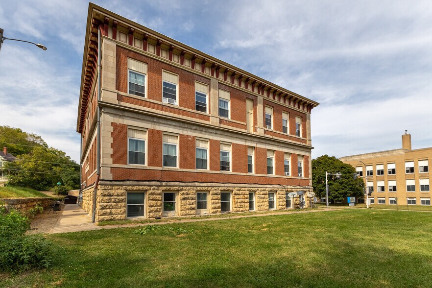 More Photos Of 2535 Central Ave, Dubuque Apartments For Sale