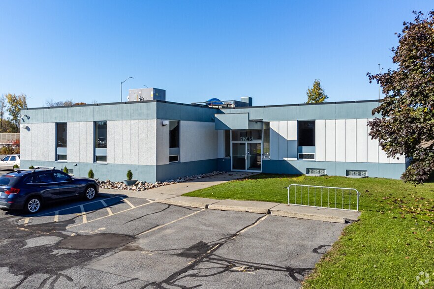 Primary Photo Of 1745 Woodward Dr, Ottawa Medical For Lease