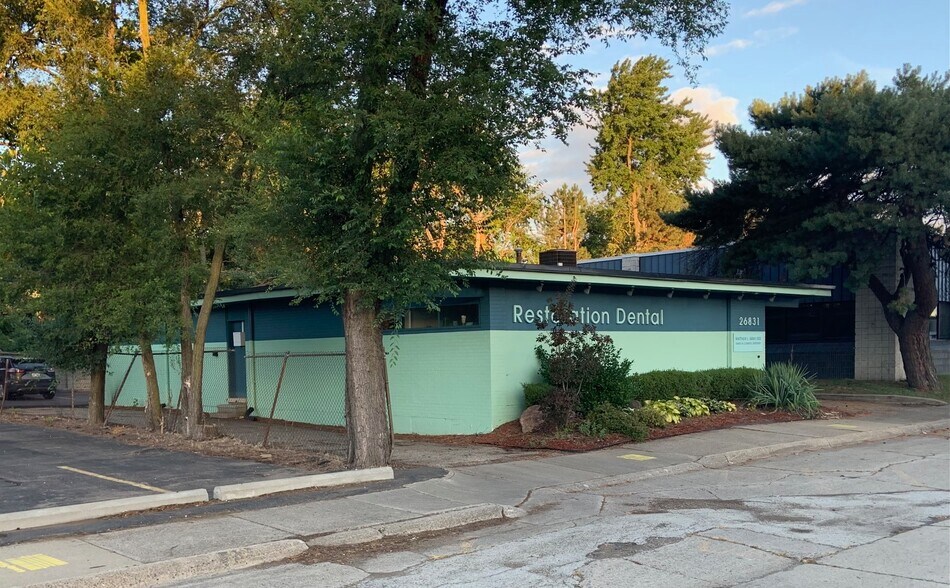More Photos Of 26831 Woodward Ave, Huntington Woods Medical For Lease