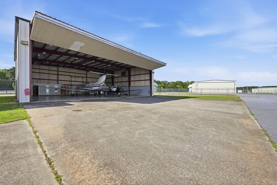 More Photos Of 1121 N Memorial Dr, Greenville Airplane Hangar For Lease