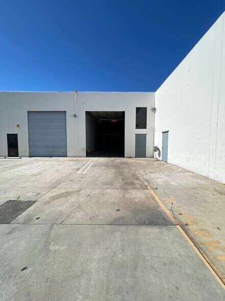 More Photos Of 19428-19434 Business Center Dr, Northridge Warehouse For Lease