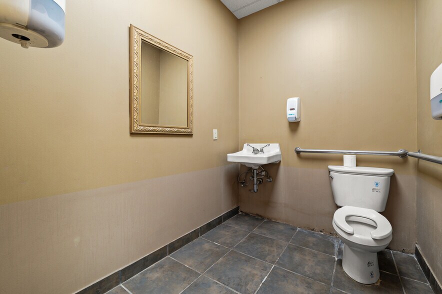 More Photos Of 10854 Vandale St, San Antonio Flex For Sale