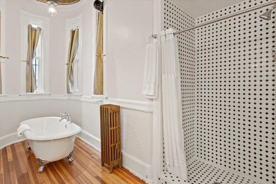 More Photos Of 49 Florida Ave, Amsterdam Hospitality For Sale