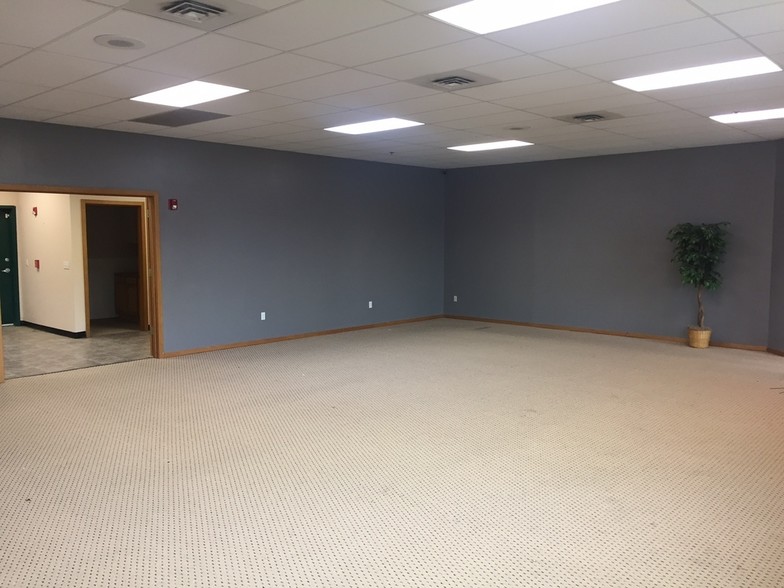 More Photos Of 5601 W Clearwater Ave, Kennewick General Retail For Lease