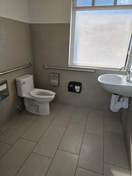 More Photos Of 1201 N Parrott Ave, Okeechobee Medical For Sale