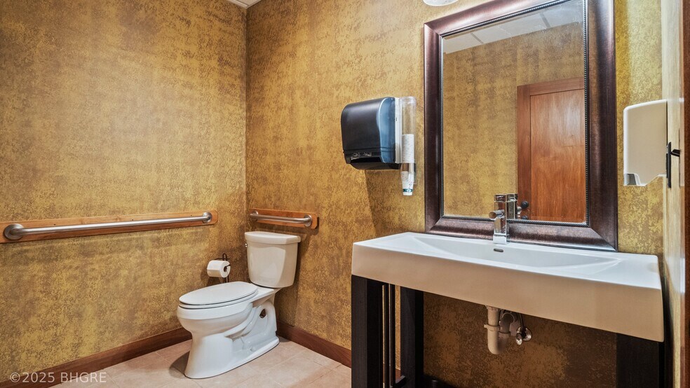 More Photos Of 202 S 9th St, Indianola Storefront For Sale