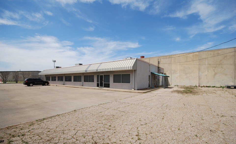 More Photos Of 2410 Executive Dr, Garland Warehouse For Lease