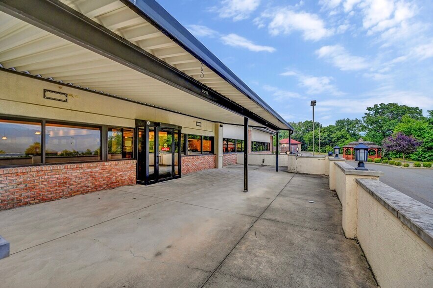 More Photos Of 20 Montage Mountain Rd, Moosic Restaurant For Lease