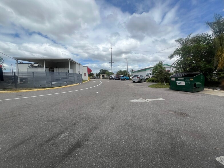 More Photos Of 7704 W Hillsborough Ave, Tampa Warehouse For Lease
