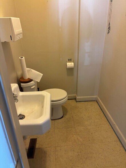 More Photos Of 73-77 Connecticut Blvd, East Hartford Freestanding For Lease