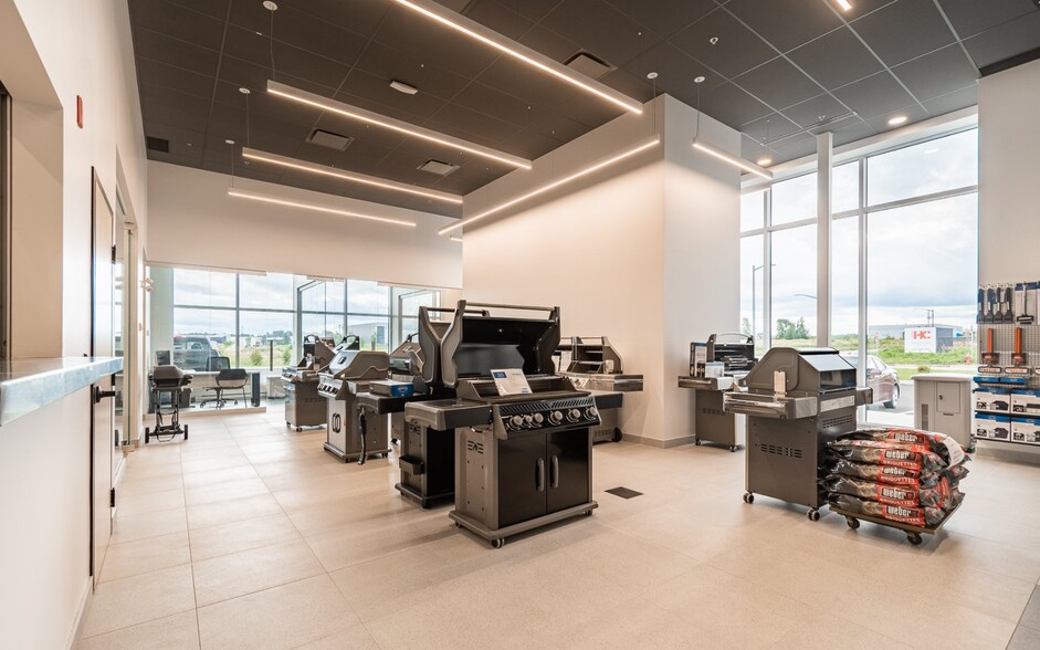 More Photos Of 200 Rue De Singapour, St-Augustin-de-Desmaures Showroom For Sale