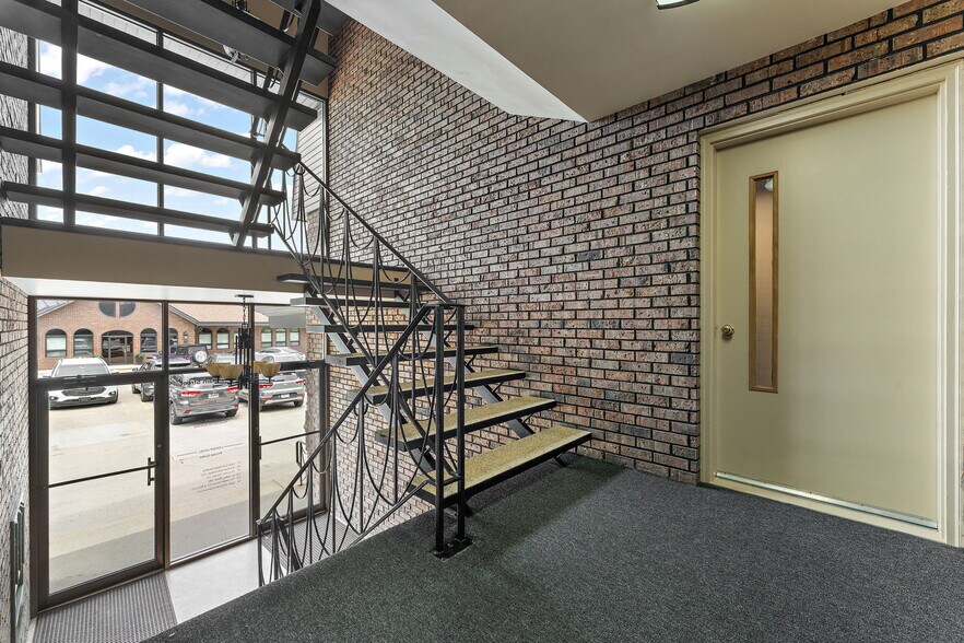 More Photos Of 250 N Main St, Crown Point Office For Sale