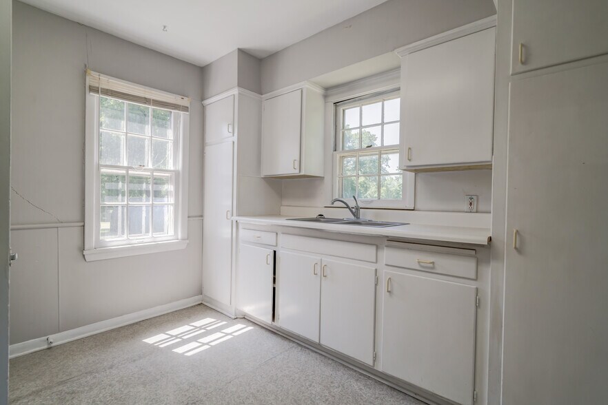 More Photos Of 2600 Arlington St, Ada Office Residential For Sale