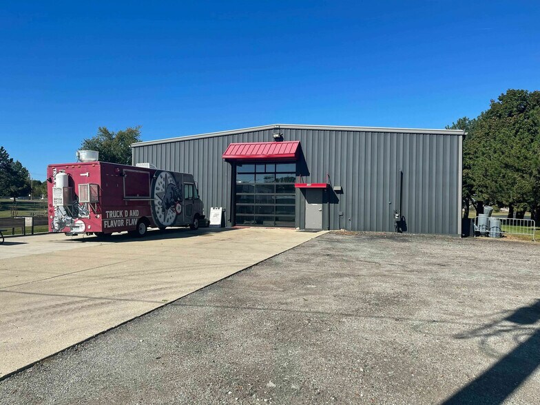 More Photos Of 105 E Russell Rd, Tecumseh General Retail For Lease