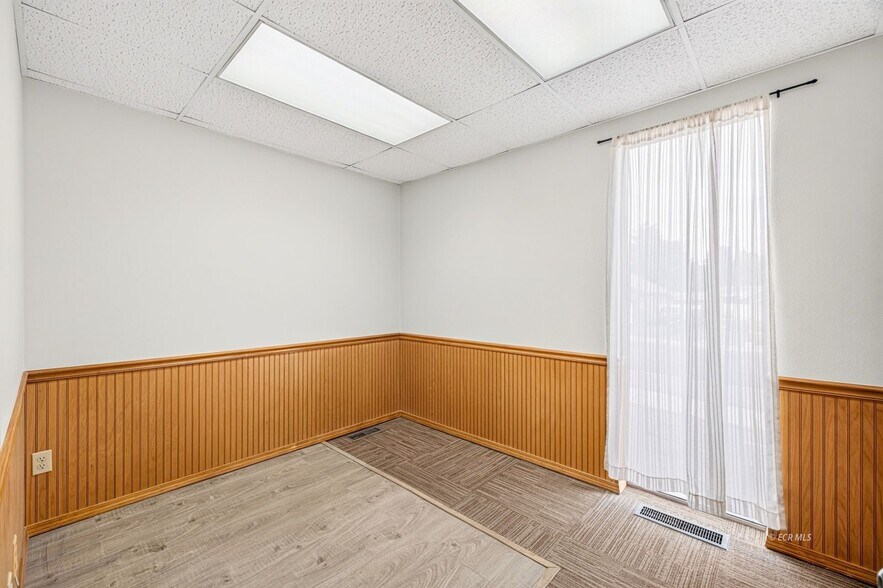 More Photos Of 975 5th St, Elko Office For Lease