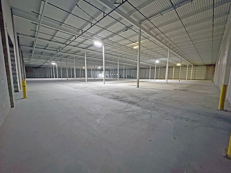 More Photos Of 1420 Discovery Pky, Alton Warehouse For Lease