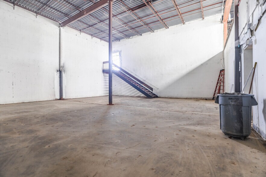 More Photos Of 7471 Marvin D Love Fwy, Dallas General Retail For Sale