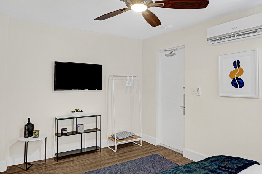 More Photos Of 3020-3024 Seville St, Fort Lauderdale Hotel For Sale