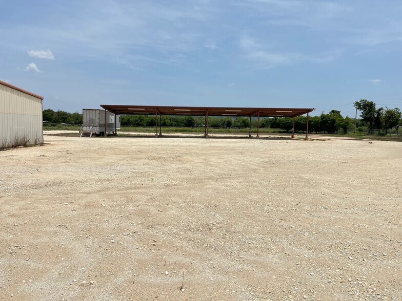 More Photos Of 714 Main St, Buffalo Gap Warehouse For Lease