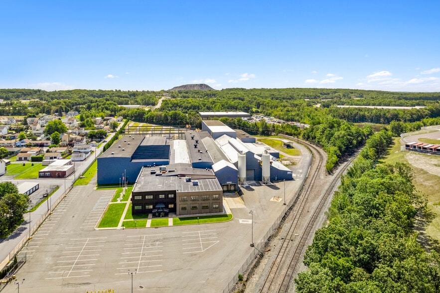 More Photos Of 101 Carleton Ave, Hazleton Manufacturing For Sale