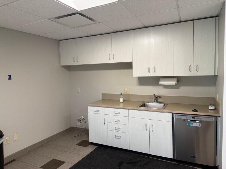 More Photos Of 5926 McIntyre St, Golden Office For Sale