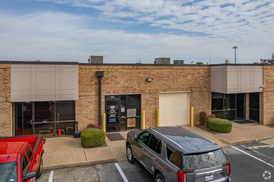 More Photos Of 8868 Research Blvd, Austin Unknown For Lease