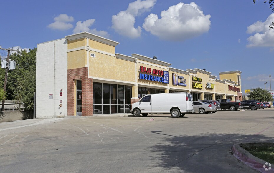More Photos Of 3211 W Northwest Hwy, Dallas Storefront Retail Office For Lease