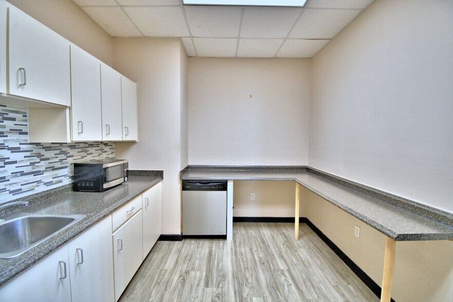 More Photos Of 43344 Highway 27, Davenport Coworking Space
